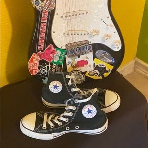 Black converse tennis shoe